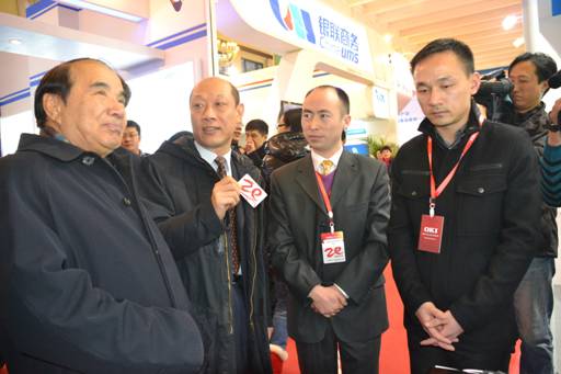 2012年12月20日至23日,第20届中国国际金融展在北京展览馆隆重举行。大唐电信旗下大唐微电子亮相此次金融展,在金融展主展厅和“未来银行”展厅展示了其在金融IC卡、金融社保卡、居民健康卡、移动支付等多方面的综合解决方案,并围绕金融IC卡的应用,搭建了多套演示环境,成为此次展会的一大亮点。 其中,金融社保卡作为大唐微电子金融芯片应用的重点领域,在此次展会上得到充分展示。大唐微电子是国内金融社保芯片的主要供应商之一,其32K金融社保芯片已经在全国多个省市实现大规模商用,并因其优异的